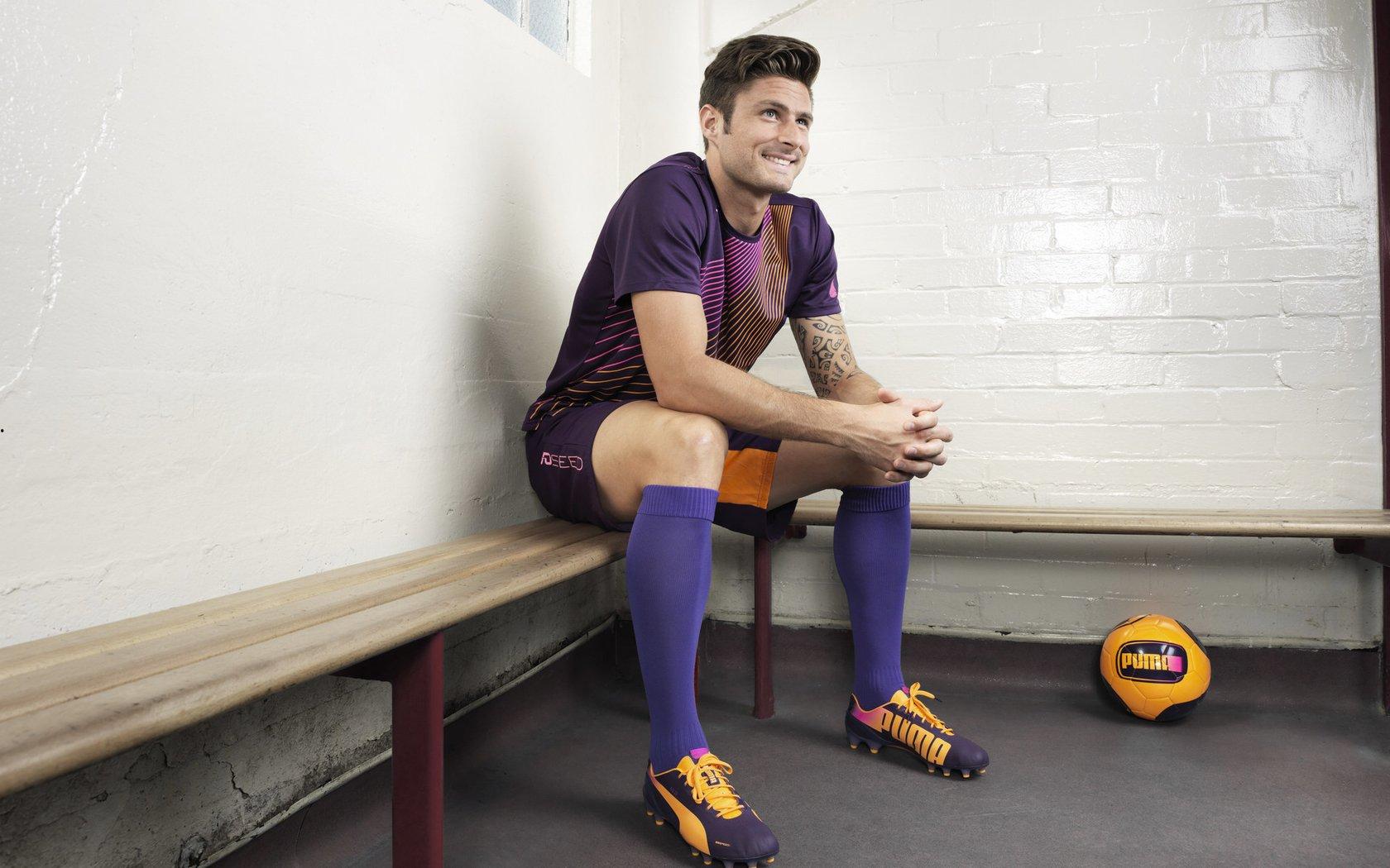 摩根·罗杰斯荣膺PFA年度最佳年轻球员 誓言未来为国家队荣耀而战